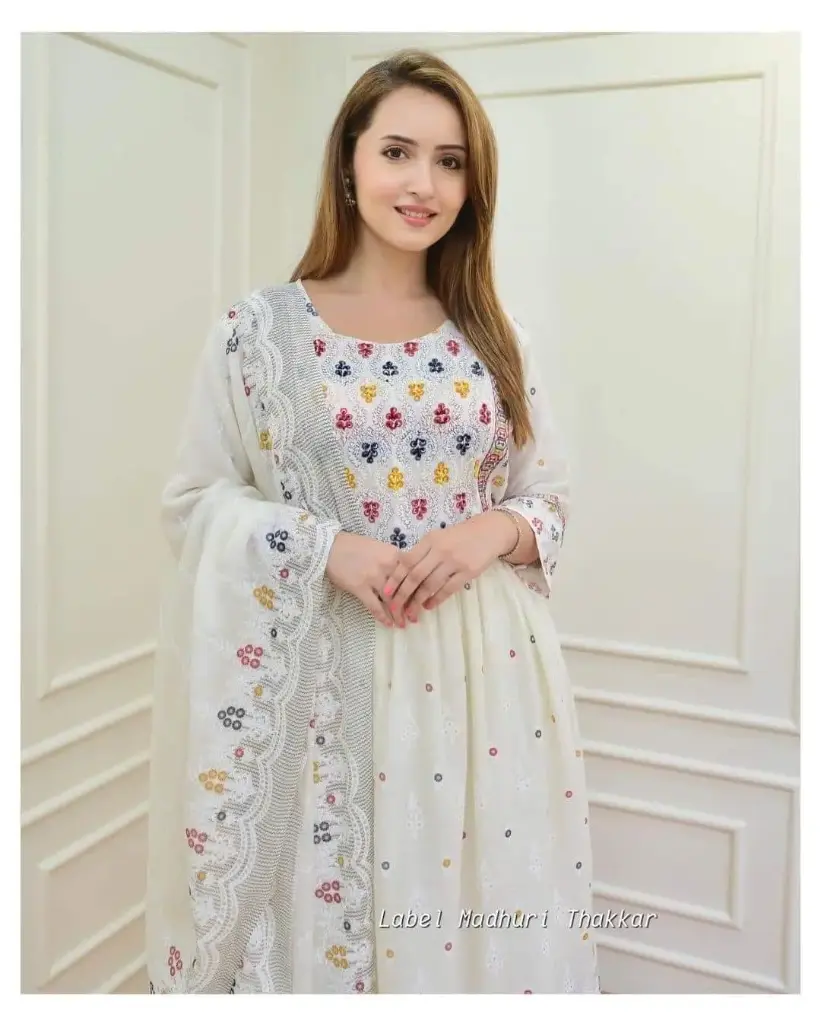 Three Piece Gown  লাক্সারি গ্রাউন থ্রি পিস বডি ৪০.৪২.৪৪ জামার বুকে সাইডে এমবোডি কাজ করা + রাবার পিন্ড করা জামা কটন ওড়না কটন সেলয়ার লিলেন