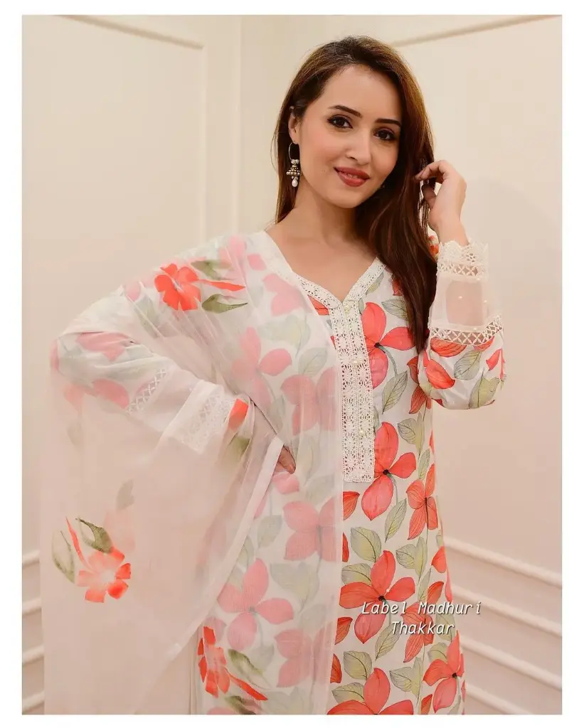 Three Piece  Diamonded print gown dress three pieces Fabric-top..waitless jorjet Selwer-sus India lilan Dupatta- Sami pure Size :free 42 Long:50 Gher: 120 Video Available